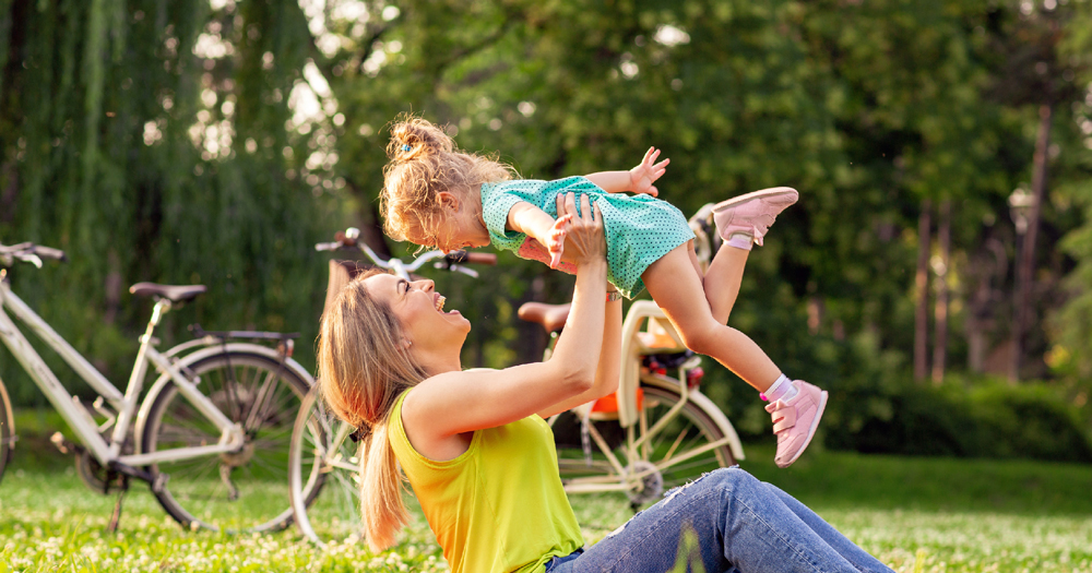 Madre y hija en el parque